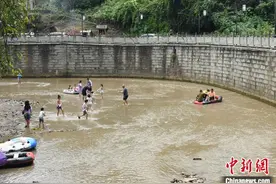 重庆高温天气持续 市民水中吃饭搓麻享清凉图片
