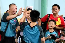 不管横拍、直拍还是斜拍，能赢就是好拍！这个怪拍王，教孩子打乒乓如同玩魔术图片