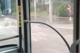 瓢泼大雨仿佛开了特效！刚刚，重庆暴雨又上微博热搜了图片