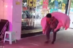 硬核！110斤男子每天背上万斤猪肉，靠双肩养活一家7口图片