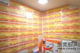 爱跳舞的妈妈带着全家一起跳 拿的奖状把家里墙壁都贴满了图片