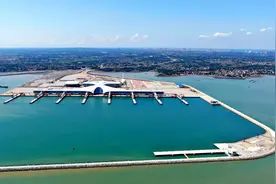 航拍广东徐闻港 如大鹏展翅气贯长虹视频封面