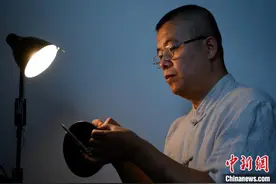 古老手艺“锔瓷”让残瓷“起死回生”图片