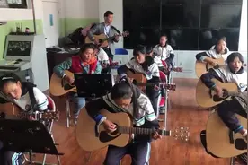 请听，这些西藏学生的吉他会扫到你的心图片
