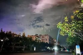 福建平潭出现罕见“暖夜灯柱”网友：外星飞船要降落了图片