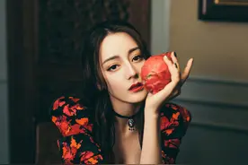 迪丽热巴穿印花裹身裙美上热搜 前凸后翘好身材溢出屏幕图片