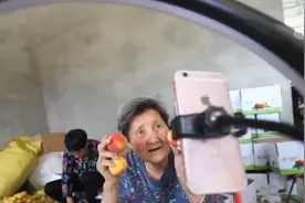 短视频催生三农创业新生机 80岁奶奶乘风破浪直播带货销量惊人图片
