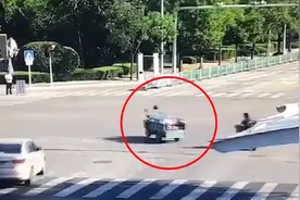 大爷骑车进城卖鹅违章，交警全部买下：卖给我们食堂吧图片