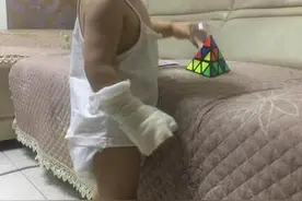 西安一岁幼儿在童乐园蹦床被小男孩推倒三次 离开半小时后发现右手骨折图片