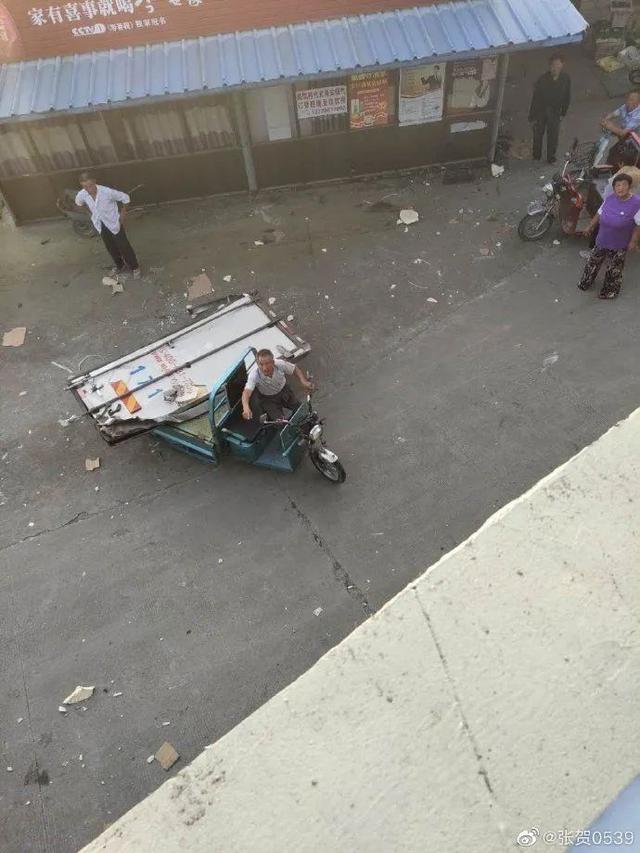 货车遇车祸数吨猪肉被哄抢，车门都被拉走了？！律师解读如何追责→