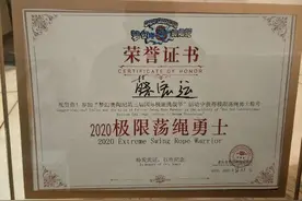从普通人到“婚纱荡绳第一人”，30岁男子穿婚纱跳下300米悬崖图片