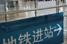 京港地铁准备50余万件一次性雨衣，将视雨情为乘客发放图片