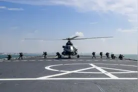 第73集团军某陆航旅与海军某大队组织舰机协同训练破解海上作战难题图片