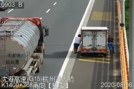 23秒｜高速路上展示“推车绝活”俩司机被处罚图片