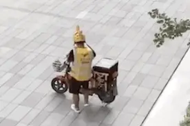 外卖小哥半蹲骑车送外卖，原因好笑又心疼……图片