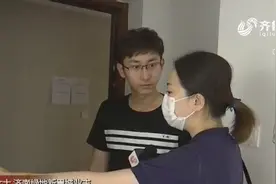 闹？230万买新房,自家门竟比邻居家矮一截，地面用指甲都能刮出坑视频封面
