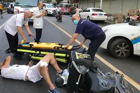 前方电动车掉头，外卖骑手急刹车避让摔伤图片