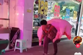 一肩扛起一家人的生活！贵阳“背肉汉”日背上千斤猪肉图片