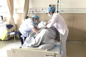 都临产了，年轻姑娘死活不说孩子爸是谁！只是哭着求医生：救救我图片