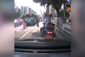 24秒 | 广东骑手被鸣笛后拔出“武士刀”警方通报：其已被传唤调查图片