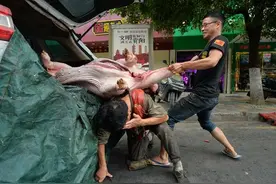 贵阳农贸市场里的“背肉汉”背肉10余年养活一家人图片