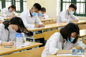 越南高考在疫情下拉开帷幕图片