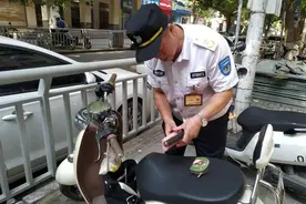 急着陪老婆逛街，粗心男子车钥匙不拔包也忘拿图片