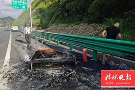 教训！司机高速路上乱丢烟头，结果烧了自己车上的货，价值不小图片