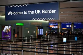 俩香港人真信了！结果跑到英国却被拒绝入境……图片