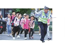 护学“奔跑哥”视频，点赞数近600万图片