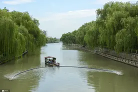 新型清理船张开“大嘴”吞进河面漂浮物图片