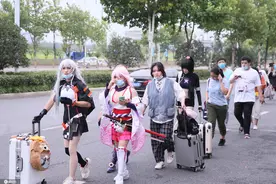 合肥动漫展遭限流 coser坐马路排长队场面壮观图片