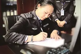 侬晓鹃 高墙内的铿锵玫瑰图片