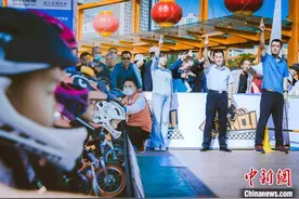 2020环湖赛嘉年华：百名少儿展示平衡车车轮技艺图片