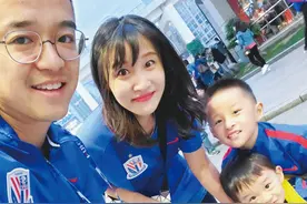 「球迷谱①」穿球队训练服跑“柏马”，球迷张毓敏一家的申花传承图片