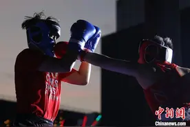 南京体育夜市火热上演“拳击对决”图片