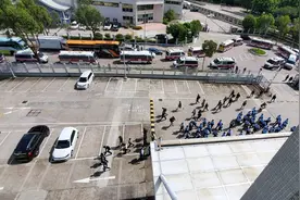 香港警方搜查苹果日报大楼，黎智英被押回办公室图片