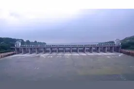 山东最大水库峡山水库15孔闸门全部开闸泄洪，54秒视频看现场图片