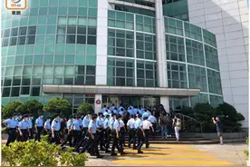 壹传媒总部大楼被搜查时《苹果日报》不忘抹黑警方，港警澄清图片