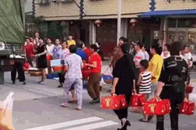抗洪战士撤离不肯收慰问品，民众自己爬上车硬塞图片