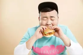 杭州23岁小伙搞副业，每天直播吃成网红“大胃王”！一年后悔惨：我还这么年轻……图片