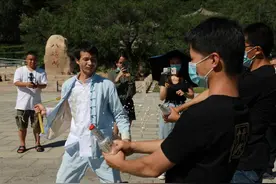小伙曾凭双节棍灭蜡烛、打乒乓球等创吉尼斯纪录，这次挑战酒瓶盖图片