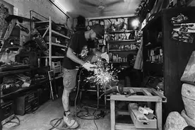 从捡垃圾到年入百万 他做的工艺品被王一博肖央收藏图片