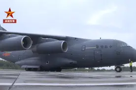 运20再出国门 运送130名官兵前往俄罗斯图片