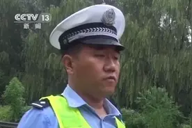 雨天行车切记谨慎！监控记录：重型半挂货车雨天高速上打滑 直冲山坡图片
