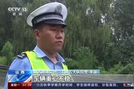 雨天行车切记谨慎！监控记录：重型半挂货车雨天高速上打滑 直冲山坡图片