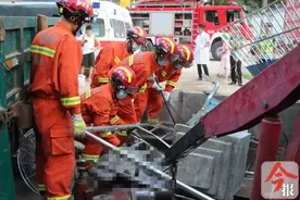 不幸！柳州19岁男子指挥倒车，被水泥柱砸倒身亡！驾驶员弃车逃离图片