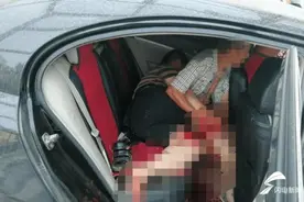 一男子被机器割伤脚腱，民警警车开道仅五分钟护送到医院图片