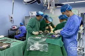滚动报道：手术很顺利！母亲不带肝中静脉的右半肝顺利切除 缝合等待苏醒 预计还需要5个小时完成肝移植图片