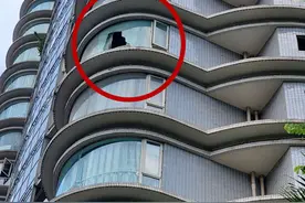 小区高层阳台玻璃突然爆裂，幸亏未伤及楼下行人图片